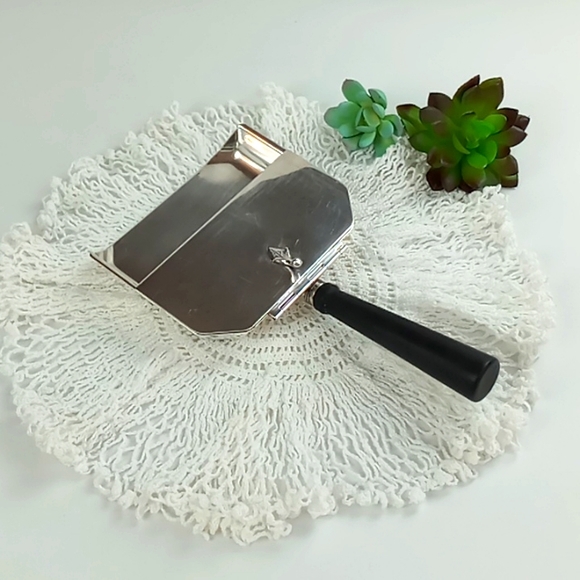 Vintage Sheffield Silver Plate Silent Butler/Crumber With Removable Handle - Picture 2 of 14